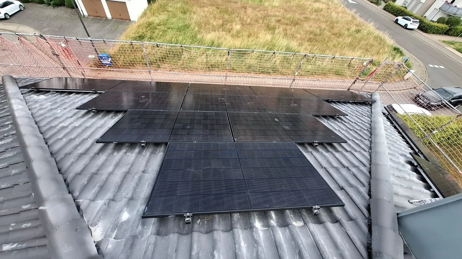 Full-Black Solarmodule auf Ziegeldach schlüsselfertig installiert in Aachen