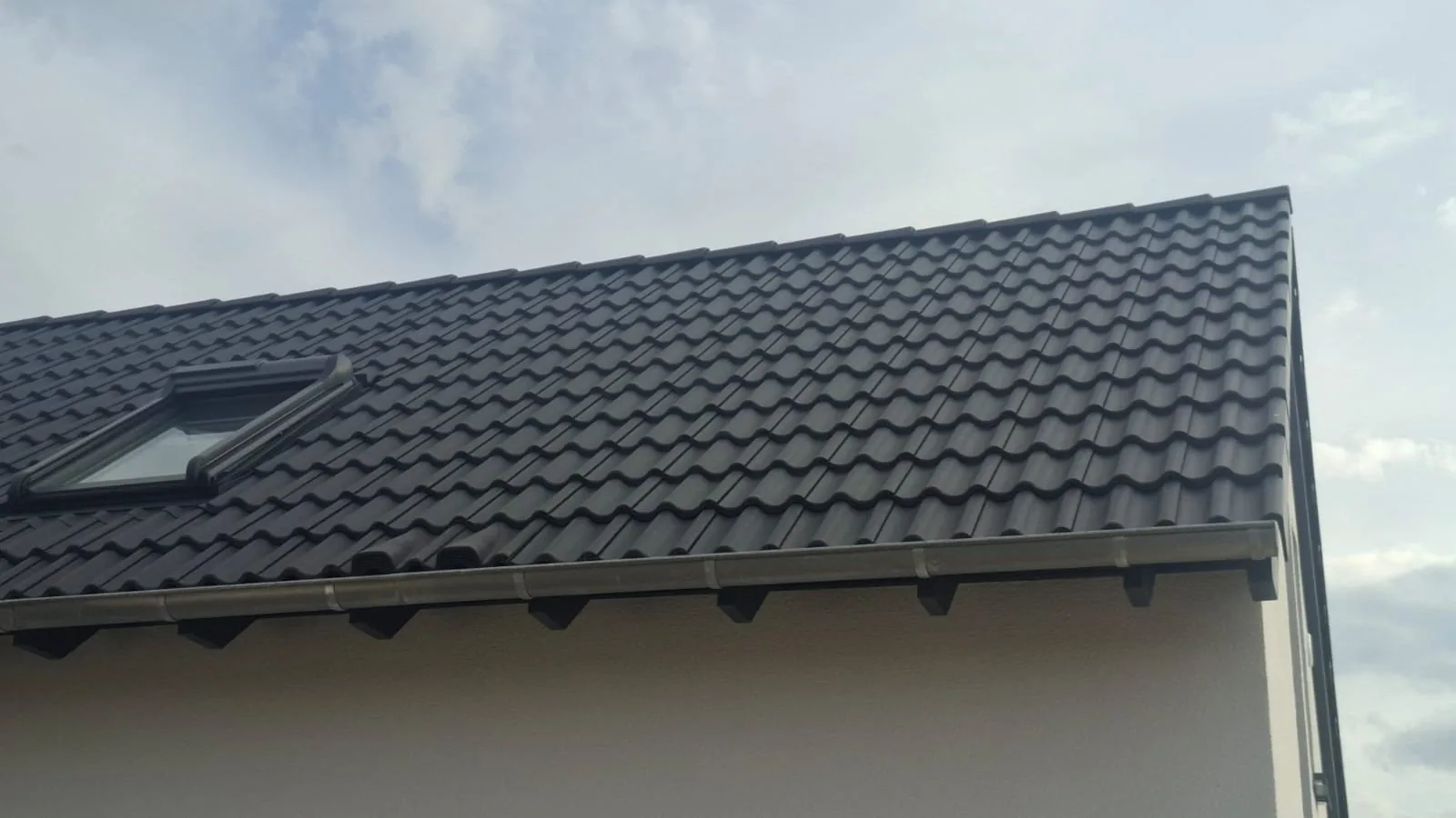 Schlüsselfertige PV-Anlage auf modernem Satteldach mit Sungrow Speicher